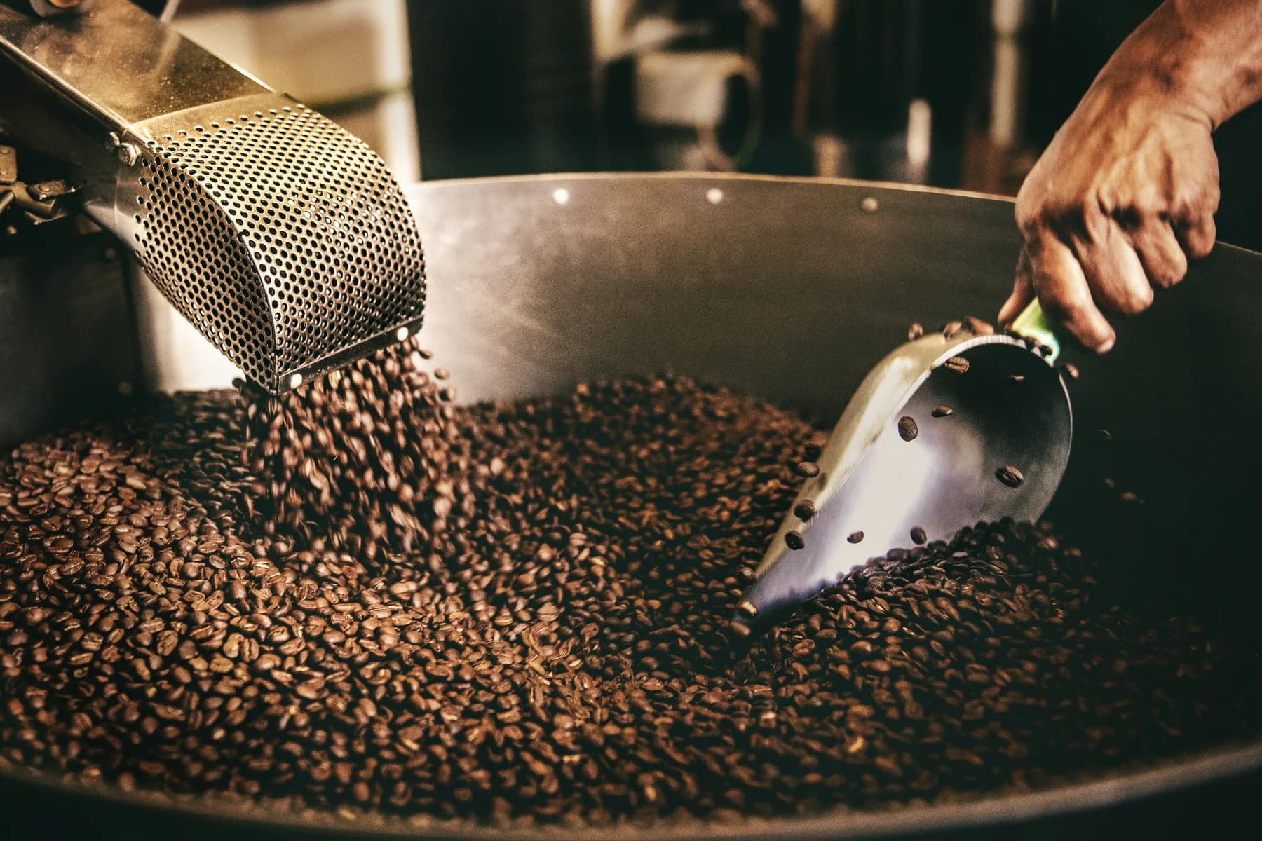 Kaffeebohnen während eines beispielhaften Röstvorgangs