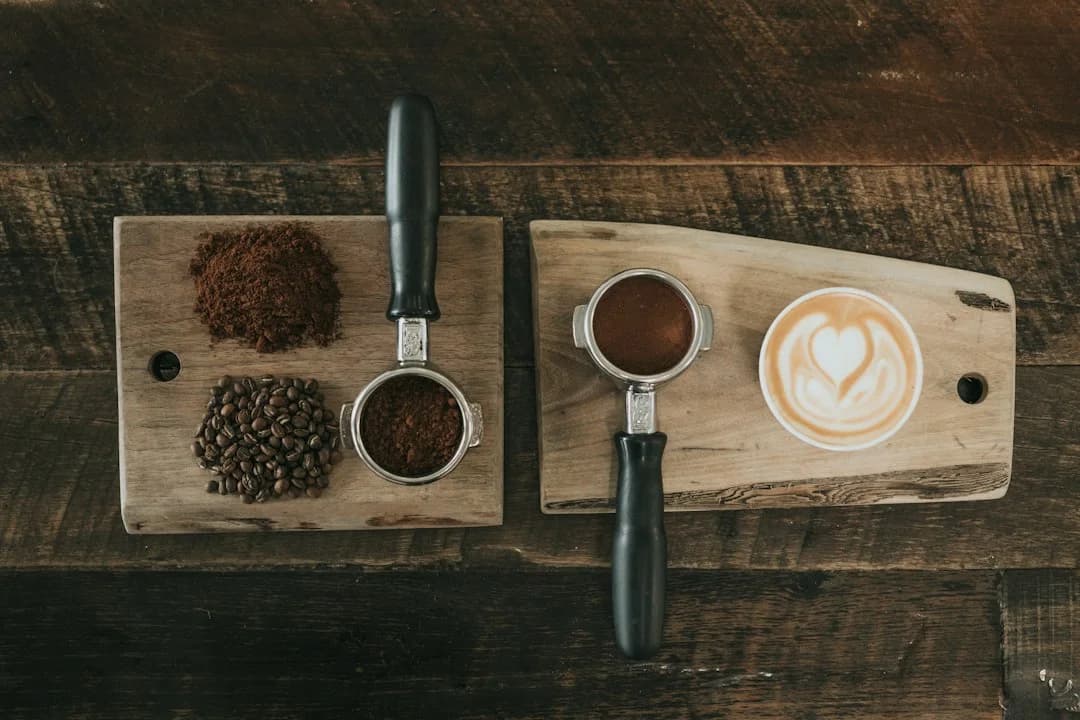 Kaffeebohnen, gemahlener Kaffee und Espresso als symbolisches Zubereitungsmotiv